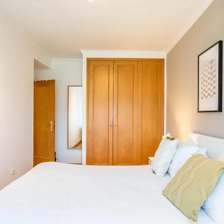 Infante Cozy 1br W Parking By Lovelystay ヴィラ・ノヴァ・デ・ガイア