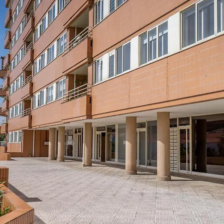 Infante Cozy 1br W Parking By Lovelystay ヴィラ・ノヴァ・デ・ガイア